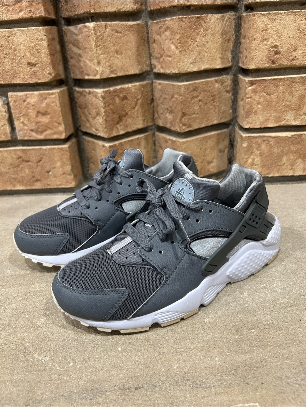 Nike Air Huarache Shoes Women’s size 7.5 Gray White Olive Running 654275-012